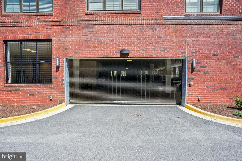 Image 27 of property listing at 102 SAINT IVES PL #209, National Harbor, MD 20745