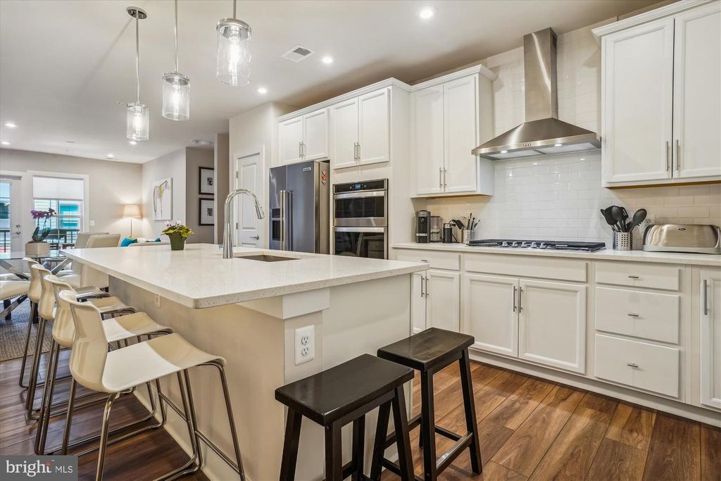 Image 3 of property listing at 102 SAINT IVES PL #209, National Harbor, MD 20745