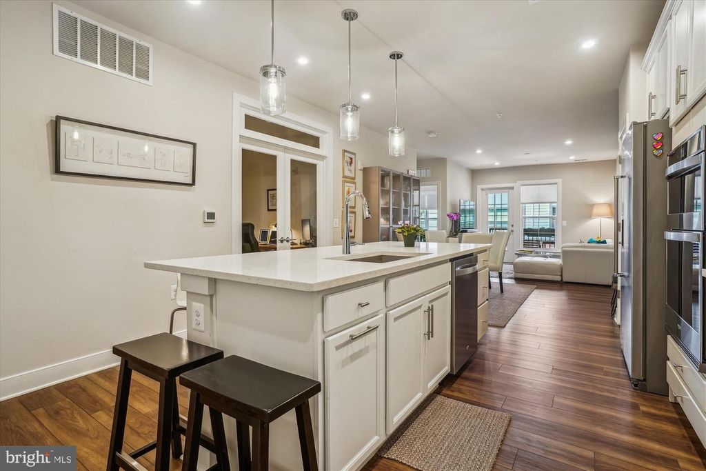 Image 4 of property listing at 102 SAINT IVES PL #209, National Harbor, MD 20745