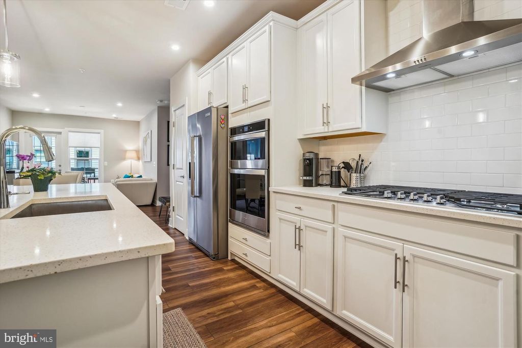 Image 5 of property listing at 102 SAINT IVES PL #209, National Harbor, MD 20745