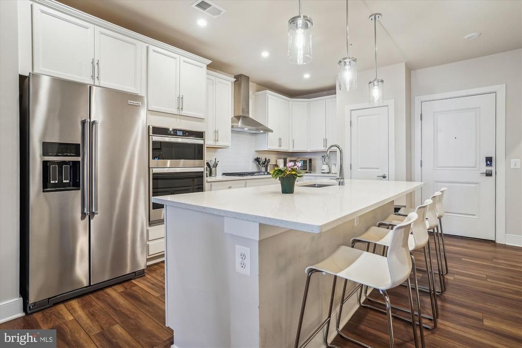 Image 8 of property listing at 102 SAINT IVES PL #209, National Harbor, MD 20745