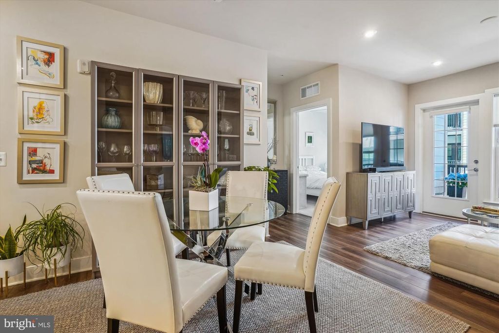 Image 9 of property listing at 102 SAINT IVES PL #209, National Harbor, MD 20745