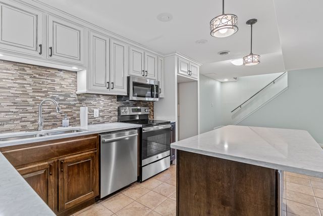 2747 E Rocklyn Road, Springfield, MO 65804