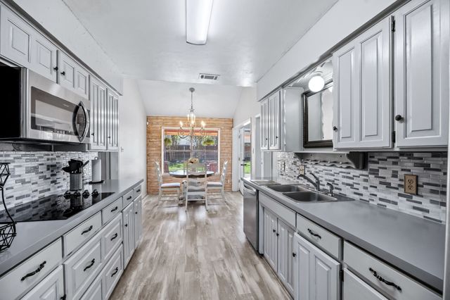 903 Forest Trail Court, Euless, TX 76039