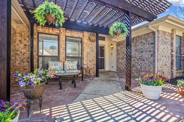 903 Forest Trail Court, Euless, TX 76039