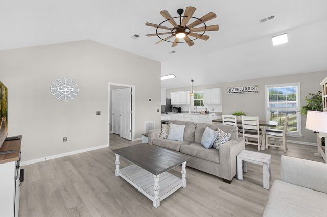958 Pevahouse Camp Lane, Decaturville, TN 38329