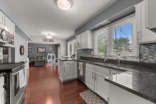431 NEWPORT Drive, Naperville, IL 60565