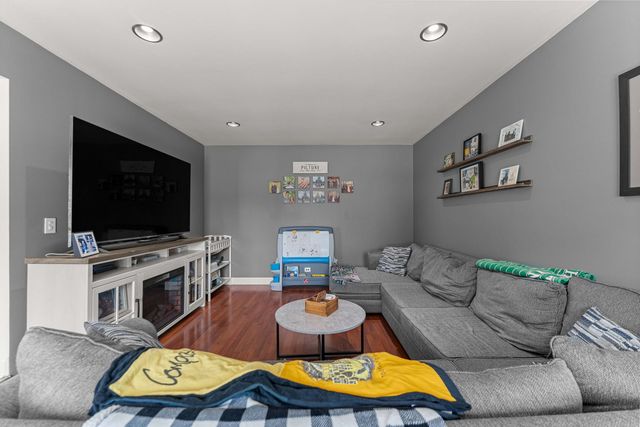431 NEWPORT Drive, Naperville, IL 60565