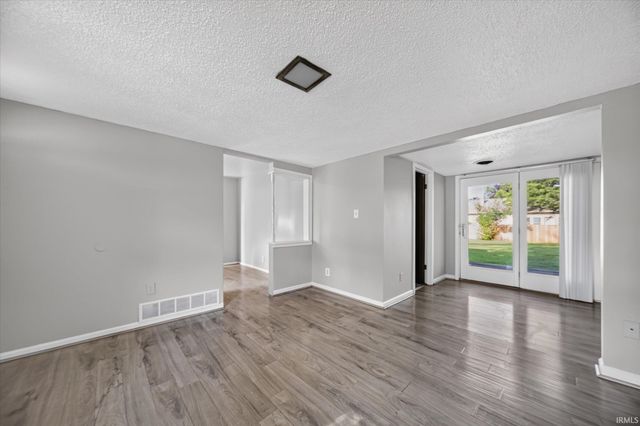 231 S Holiday Drive, South Bend, IN 46615