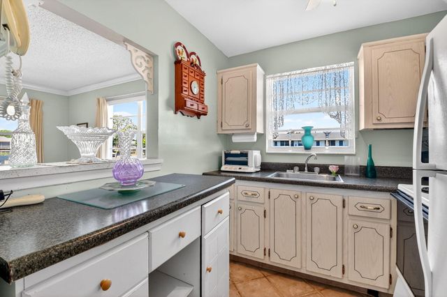 126 Kingswood F 126, West Palm Beach, FL 33417