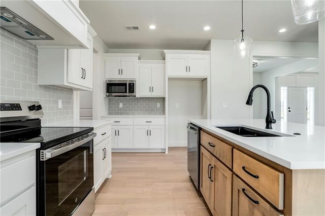19007 W 170th Terrace, Olathe, KS 66062