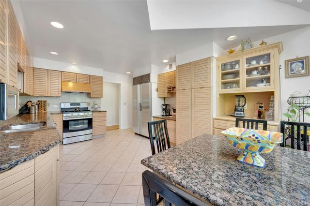 2 Meadowwood Lane, Rye, NY 10580