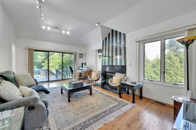2 Meadowwood Lane, Rye, NY 10580