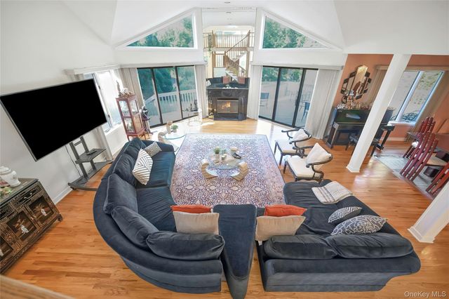 2 Meadowwood Lane, Rye, NY 10580