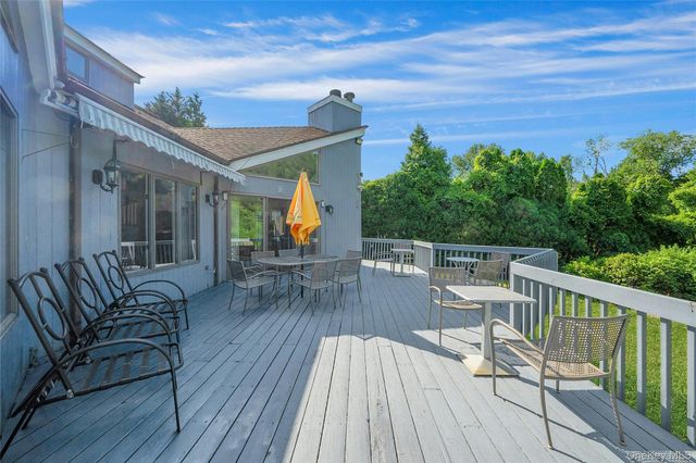 2 Meadowwood Lane, Rye, NY 10580