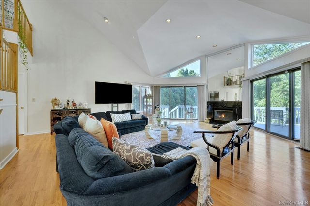 2 Meadowwood Lane, Rye, NY 10580