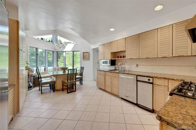 2 Meadowwood Lane, Rye, NY 10580