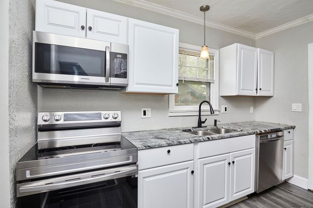 4805 Pleasant Street, Des Moines, IA 50312