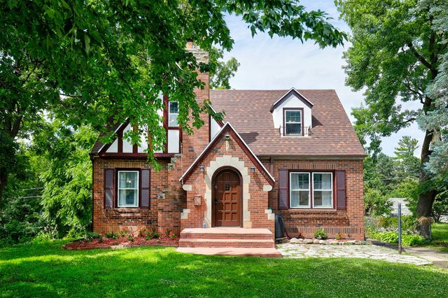 4805 Pleasant Street, Des Moines, IA 50312
