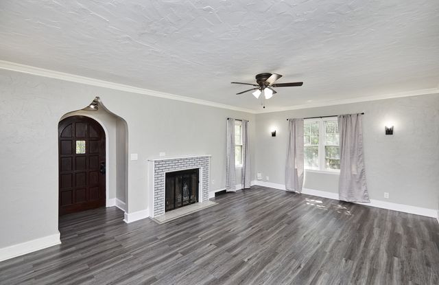 4805 Pleasant Street, Des Moines, IA 50312