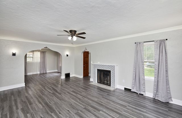 4805 Pleasant Street, Des Moines, IA 50312