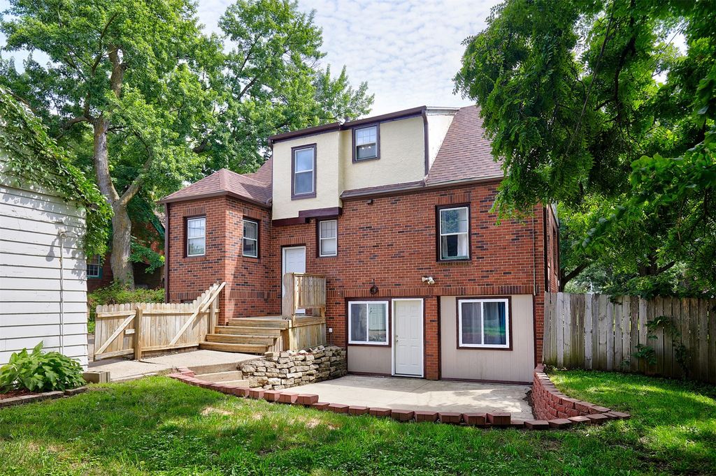 4805 Pleasant Street, Des Moines, IA 50312