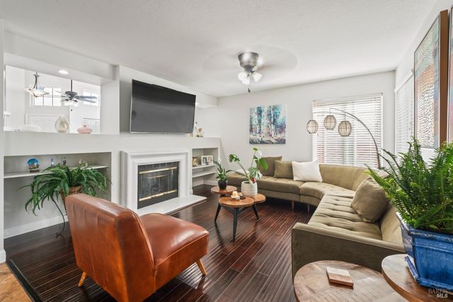 406 Rolling Oak Dr, Vacaville, CA 95688