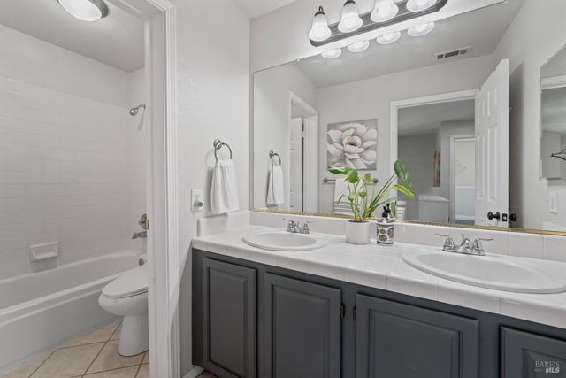 406 Rolling Oak Dr, Vacaville, CA 95688