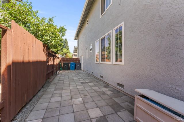 406 Rolling Oak Dr, Vacaville, CA 95688