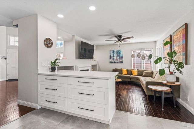 406 Rolling Oak Dr, Vacaville, CA 95688