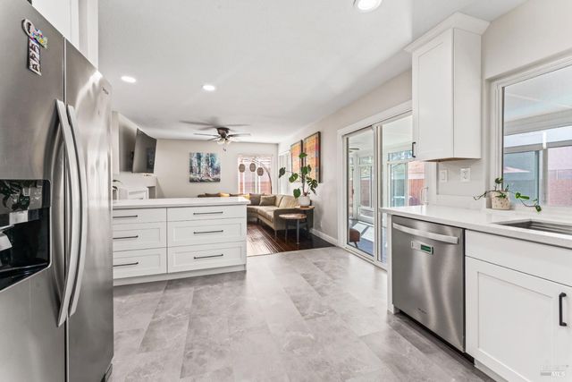 406 Rolling Oak Dr, Vacaville, CA 95688