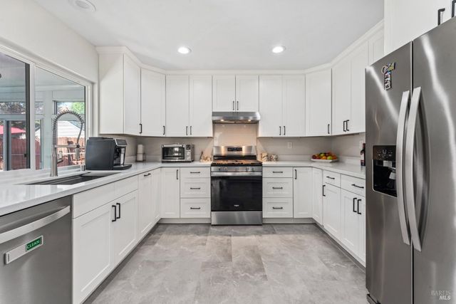 406 Rolling Oak Dr, Vacaville, CA 95688