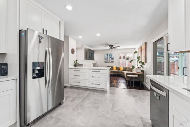 406 Rolling Oak Dr, Vacaville, CA 95688