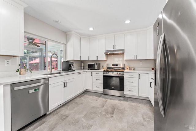 406 Rolling Oak Dr, Vacaville, CA 95688