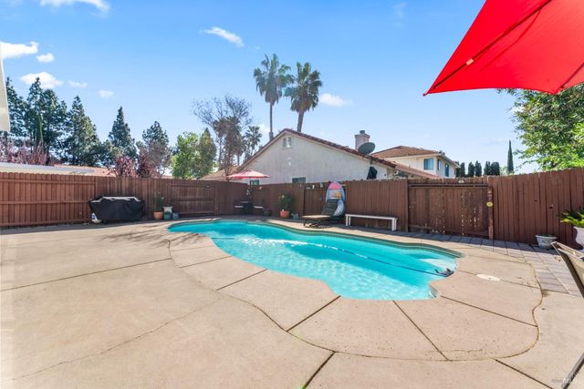 406 Rolling Oak Dr, Vacaville, CA 95688