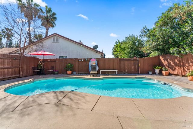 406 Rolling Oak Dr, Vacaville, CA 95688