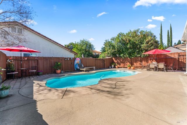 406 Rolling Oak Dr, Vacaville, CA 95688