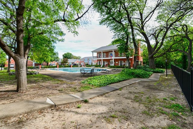 933 Roaring Springs Road, Fort Worth, TX 76114