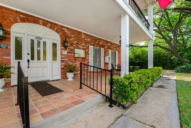 933 Roaring Springs Road, Fort Worth, TX 76114