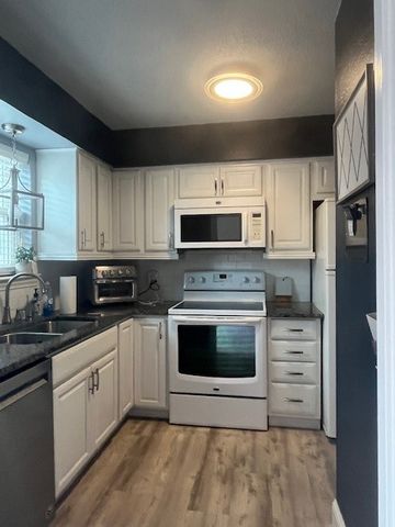 933 Roaring Springs Road, Fort Worth, TX 76114