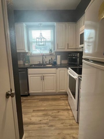 933 Roaring Springs Road, Fort Worth, TX 76114