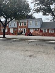 933 Roaring Springs Road, Fort Worth, TX 76114