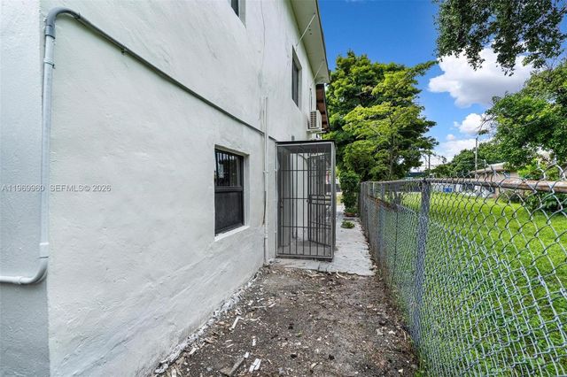 1523 NW 38th St, Miami, FL 33142