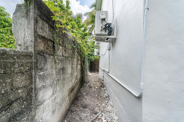 1523 NW 38th St, Miami, FL 33142