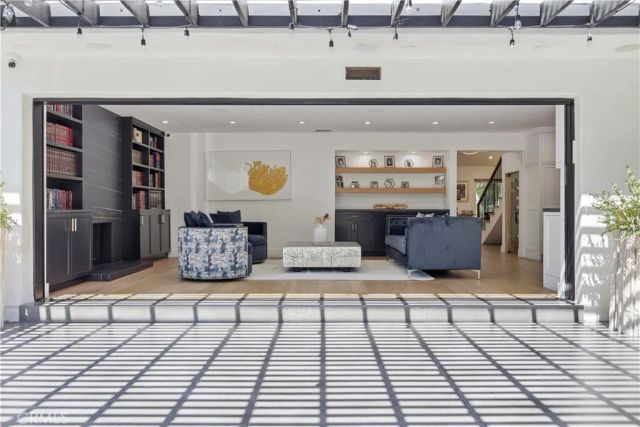 13130 Albers, Sherman Oaks, CA 91401