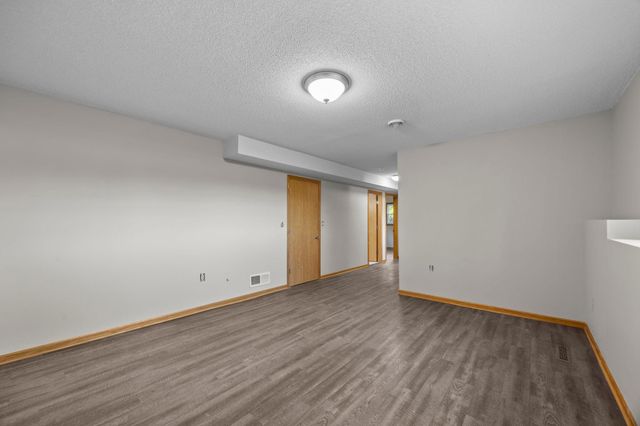 6188 15th Street N, Oakdale, MN 55128