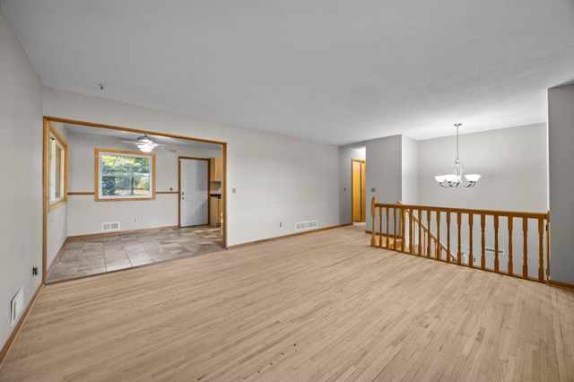 6188 15th Street N, Oakdale, MN 55128