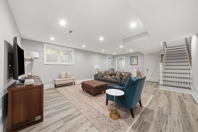 64 Auburn St 64, Newton, MA 02466