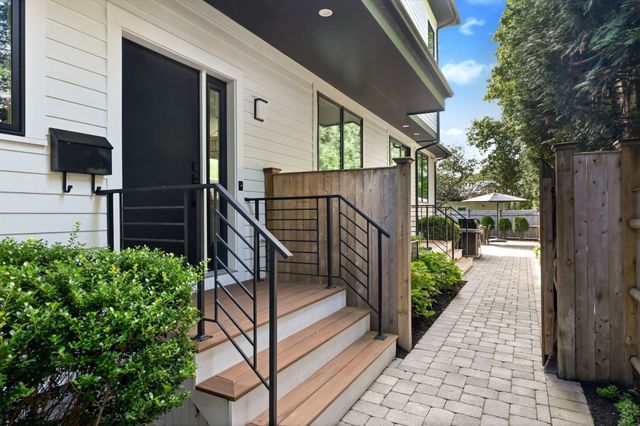 64 Auburn St 64, Newton, MA 02466