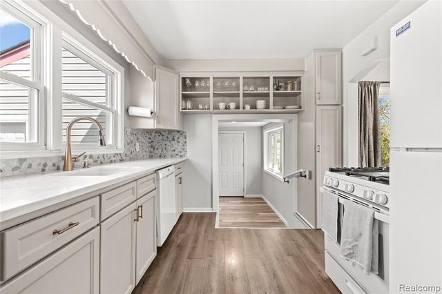 34585 Koch Avenue, Sterling Heights, MI 48310